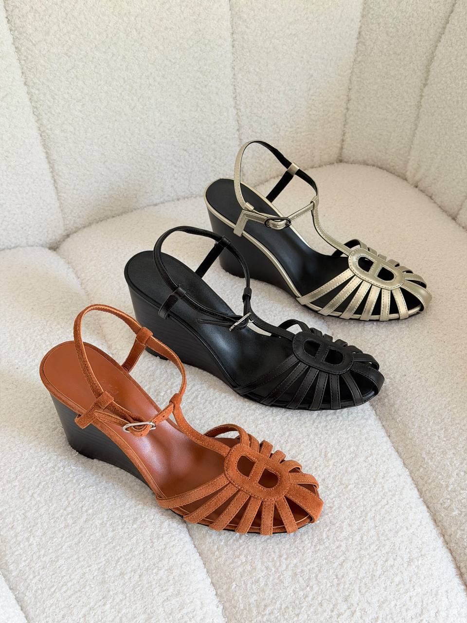 Hermès Noa 95 sandals featuring a wedge heel and the signature