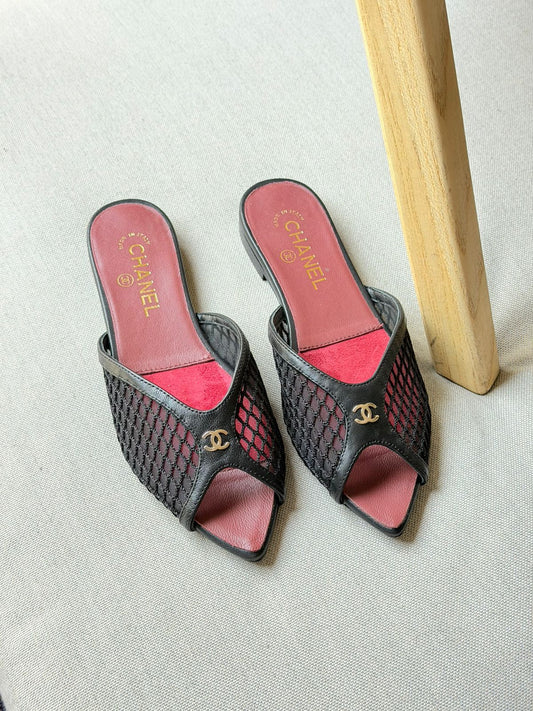 CHANEL Sandals in Mixed Fibers Cotton & Lambskin